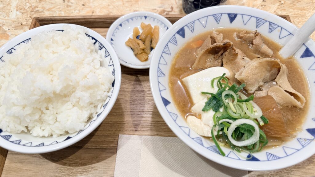ごちとんの豚汁定食 - ご飯、豚汁、つけもののセット