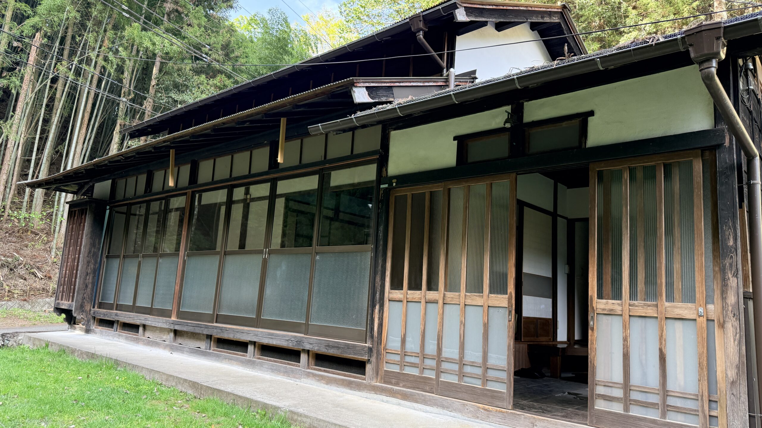 あきる野市の山の中にある古民家の外観。杉林と竹林に囲まれた木造の趣ある日本家屋